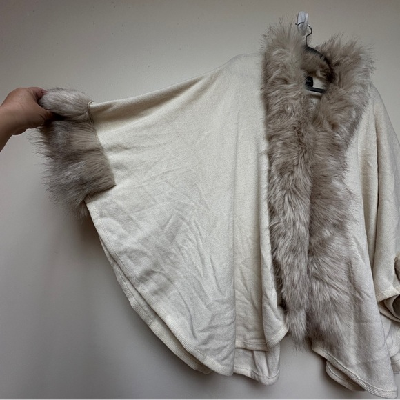 Dolce Cabo Cream Faux Fur Trim Poncho One Size - Picture 3 of 12